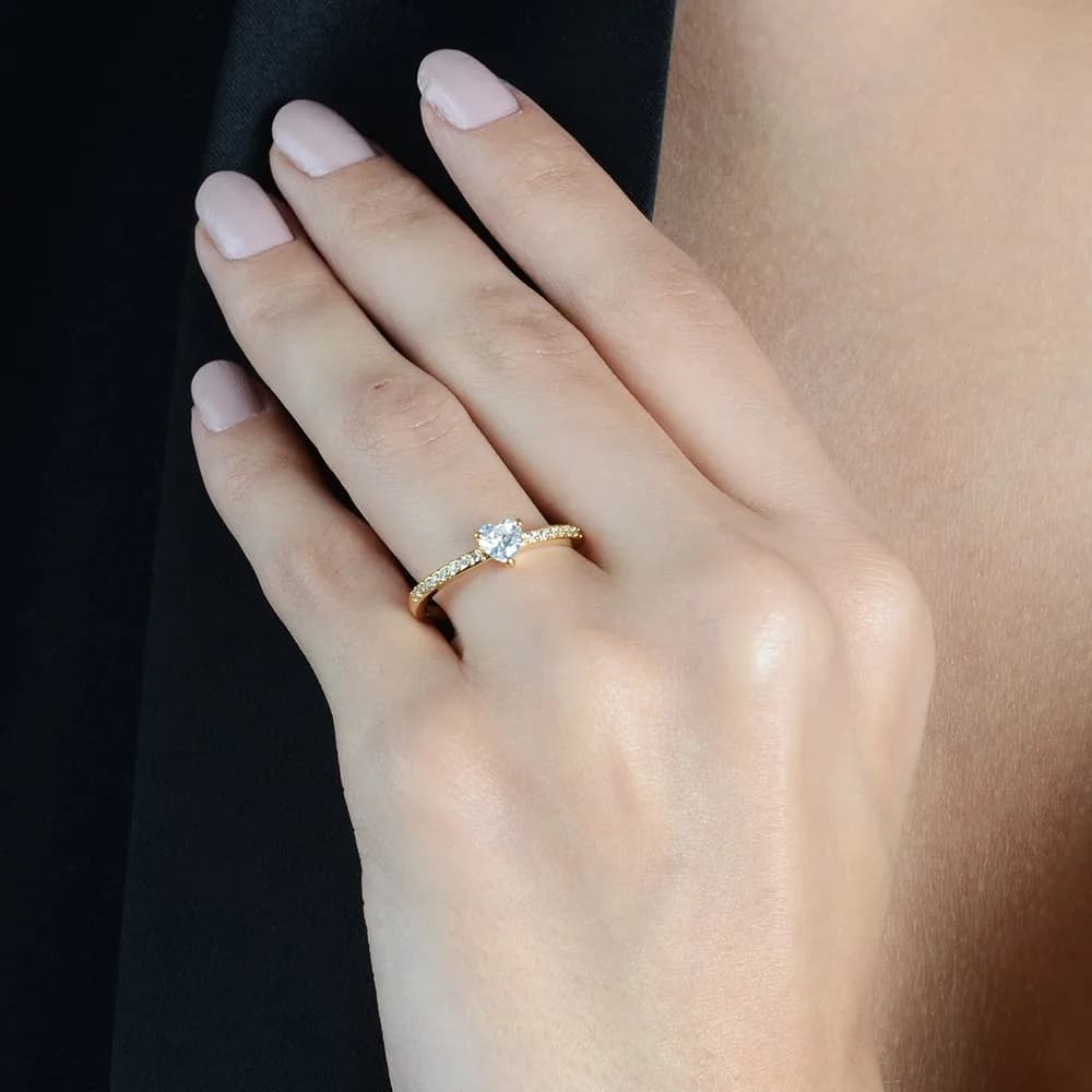 Anel Dourado Solitário de Coração em Zircônia · Banhado a Ouro 18k