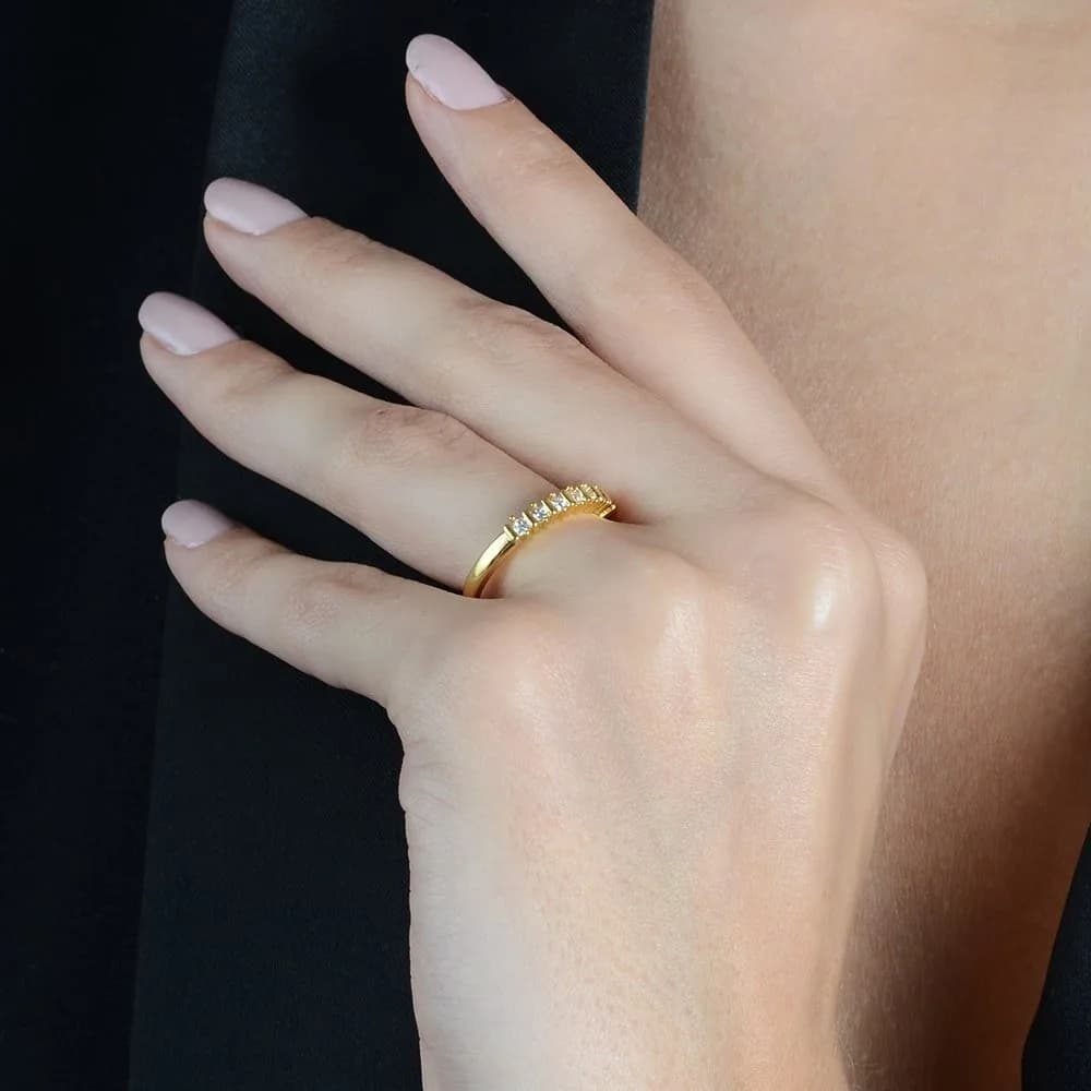 Anel Dourado Aparador de Aliança Cravejado com 7 Pedras de Zircônia · Banhado a Ouro 18k