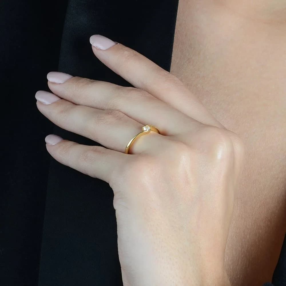 Anel Dourado Solitário Ponto de Luz Zircônia · Banhado a Ouro 18k