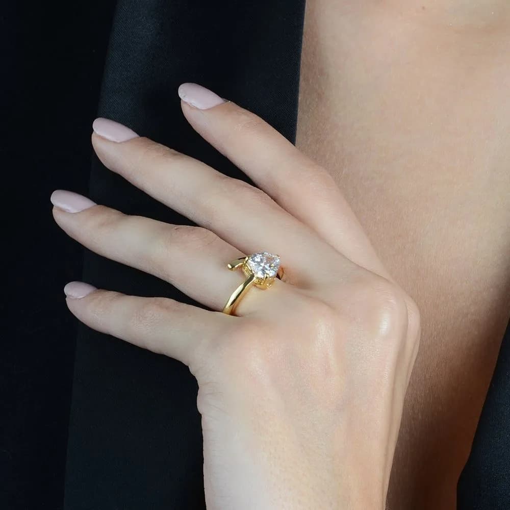 Anel Dourado Solitário Coração em Zircônia · Banhado a Ouro 18k