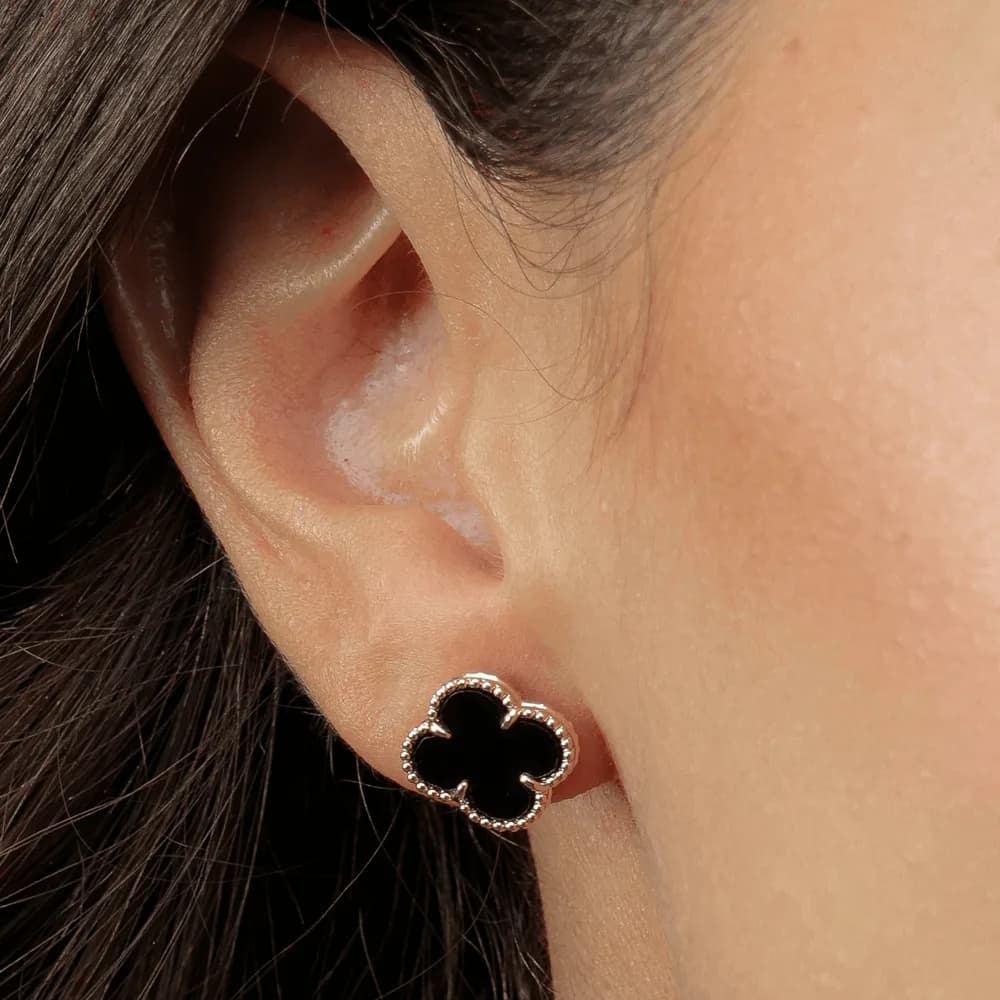Brinco Dourado de Trevo Preto · Banhado a Ouro 18k