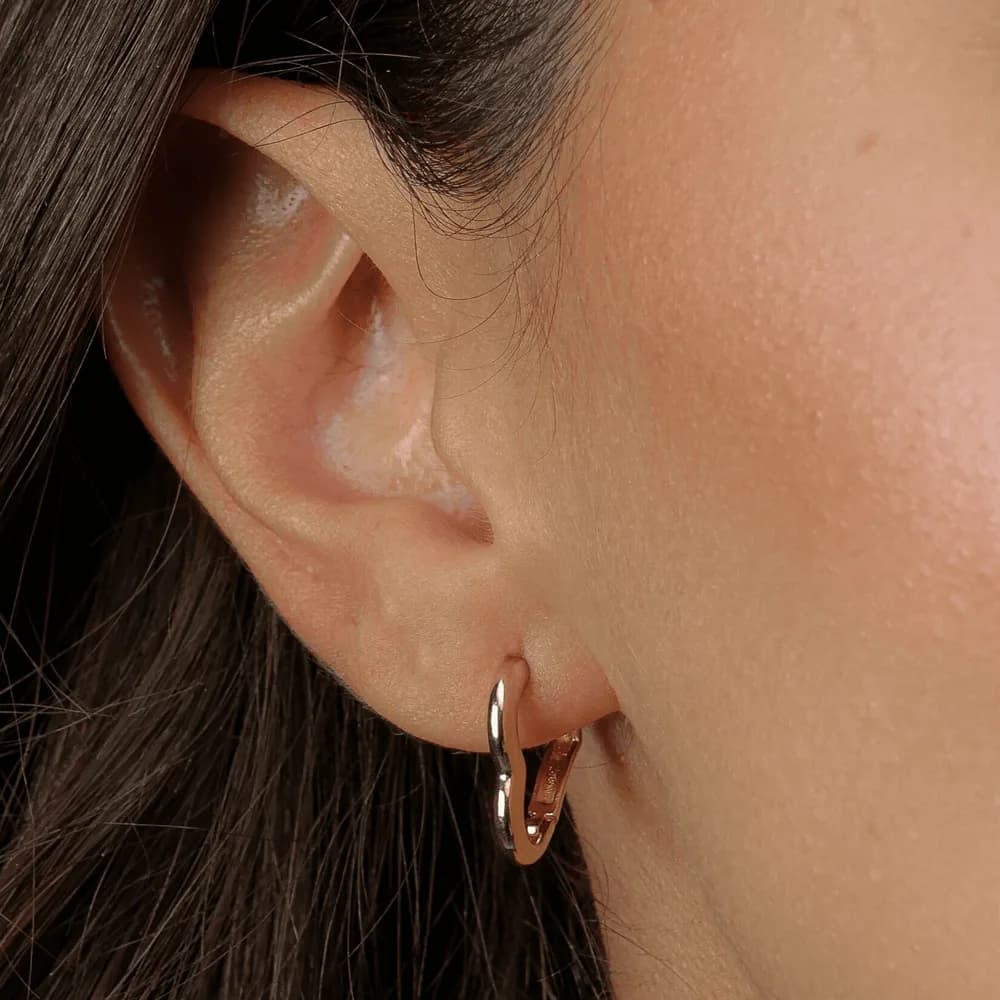 Brinco Dourado Argolinha Formato de Coração · Banhado a Ouro 18k