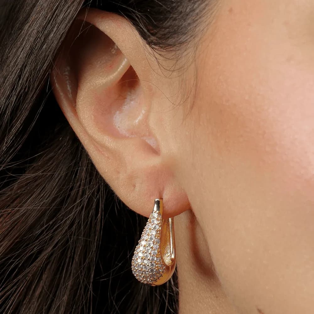 Brinco Dourado Formato de Ferradura Cravejado de Zircônia · Banhado a Ouro 18k