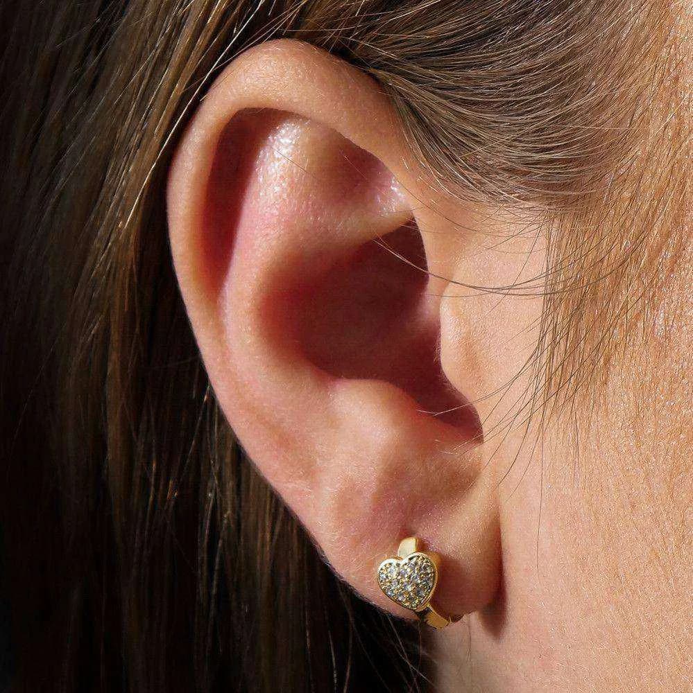 Brinco Dourado de Argolinha Pequeno Coração Cravejado de Pedras · Banhado a Ouro 18k