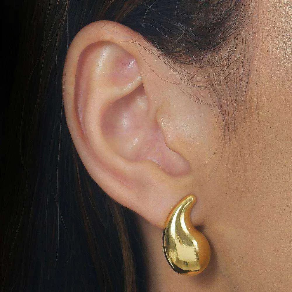 Brinco Dourado Gota Curvada Média · Banhado a Ouro 18k