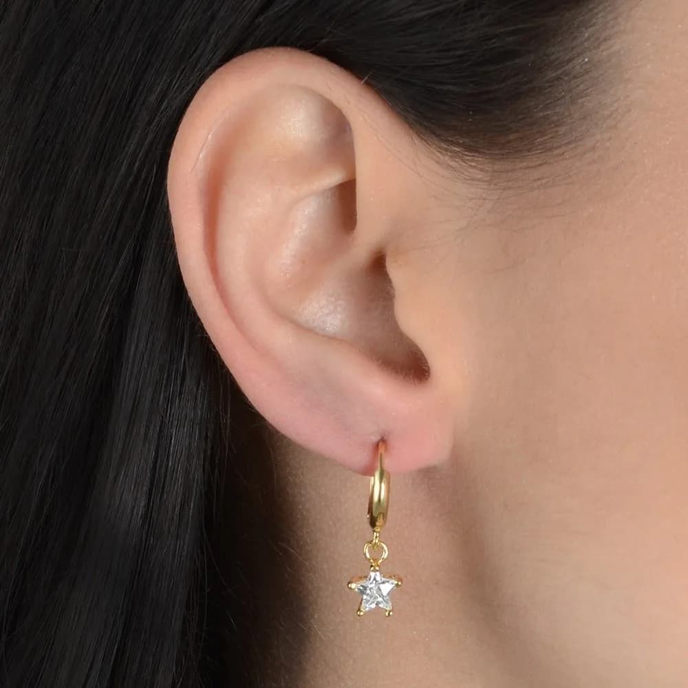 Brinco Dourado de Argolinha com Pedra de Zircônia em Formato de Estrela · Banhado a Ouro 18k