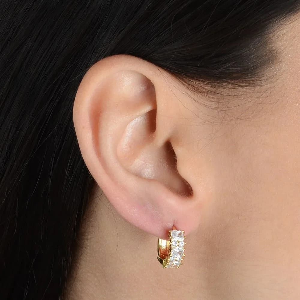 Brinco Dourado de Argolinha com 7 Pedras de Zircônia · Banhado a Ouro 18k