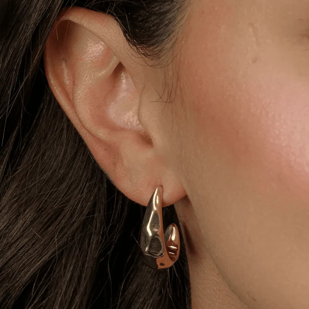 Brinco Dourado Formato Argola com Texturas Retas · Banhado a Ouro 18k — Dourado