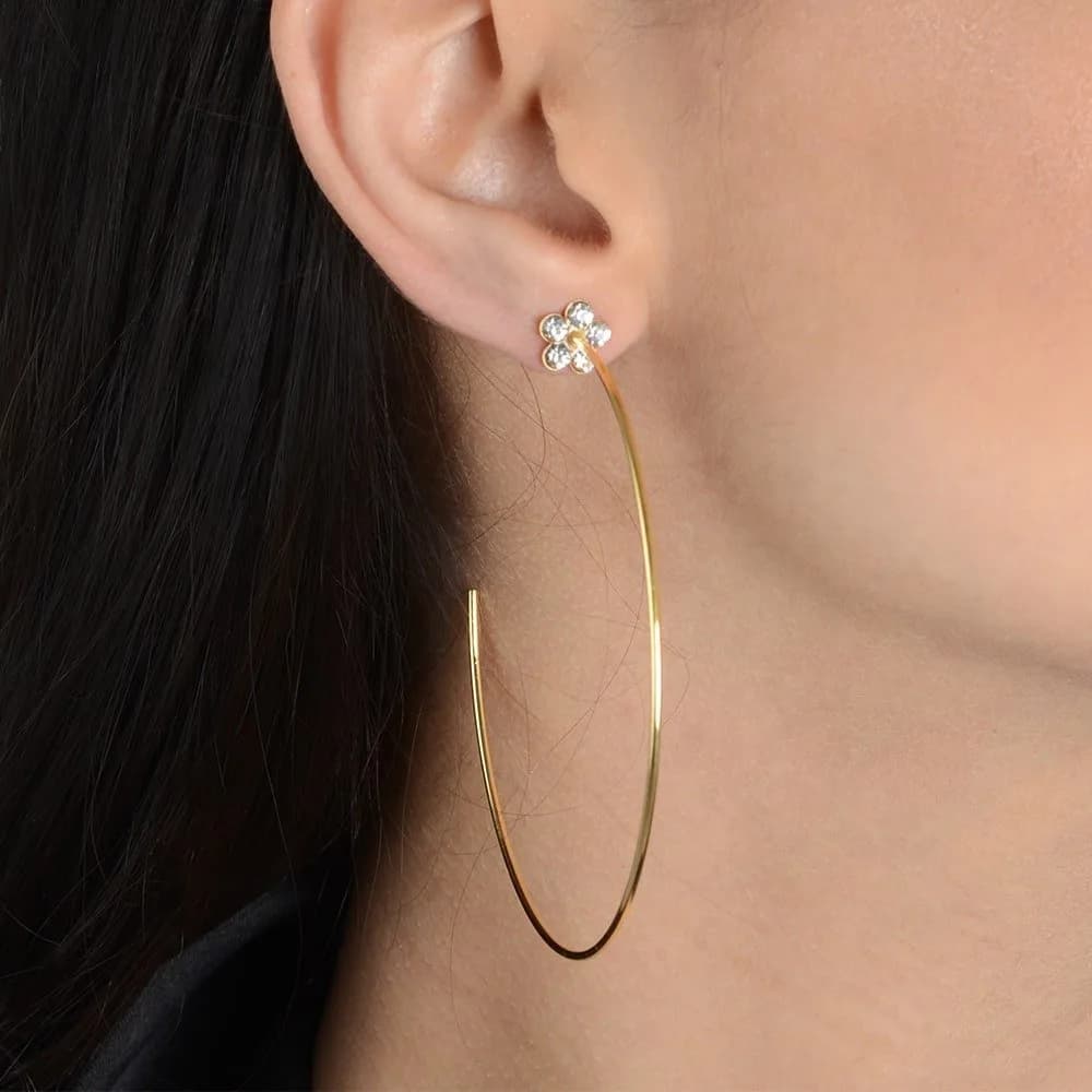Brinco Dourado Grande de Argola com Detalhe de Flor em Strass · Banhado a Ouro 18k — Dourado