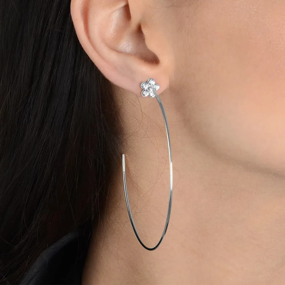 Brinco Prateado Grande de Argola com Detalhe de Flor em Strass · Banhado a Ródio — Prateado