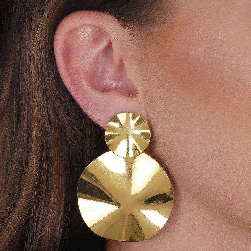 Brinco Dourado Orgânico Dois Círculos Amassados · Banhado a Ouro 18k — Dourado
