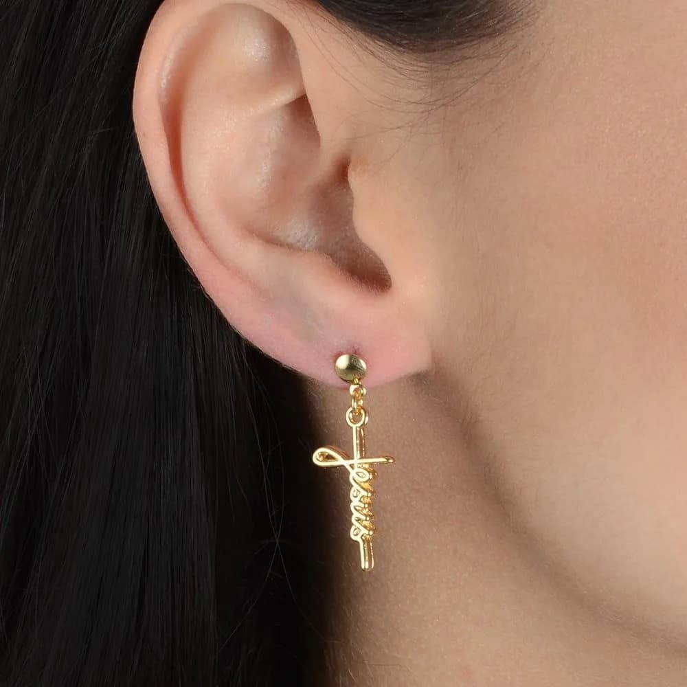 Brinco Dourado de Cruz com a palavra Jesus · Banhado a Ouro 18k