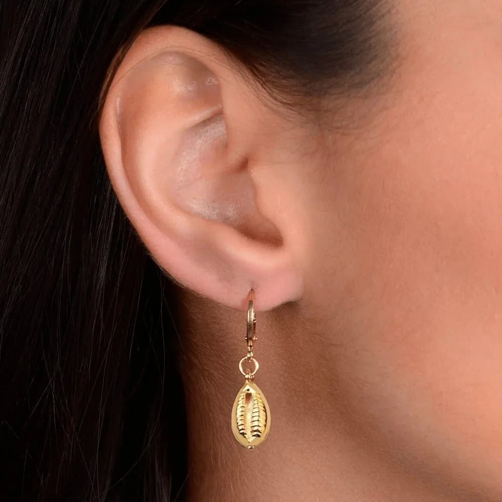 Brinco Dourado de Argolinha Com Búzios · Banhado a Ouro 18k