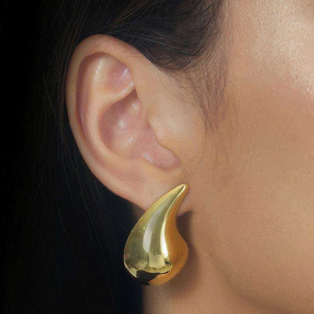 Brinco Dourado Gota Curvada Grande · Banhado a Ouro 18k
