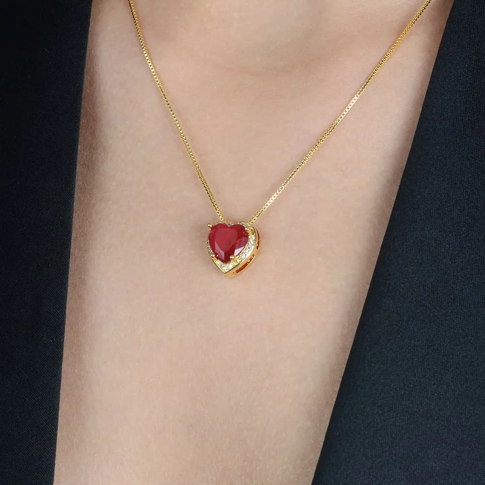 Colar Dourado de Pedra Natural Vermelha Coração Cravejado de Zircônia · Banhado a Ouro 18k