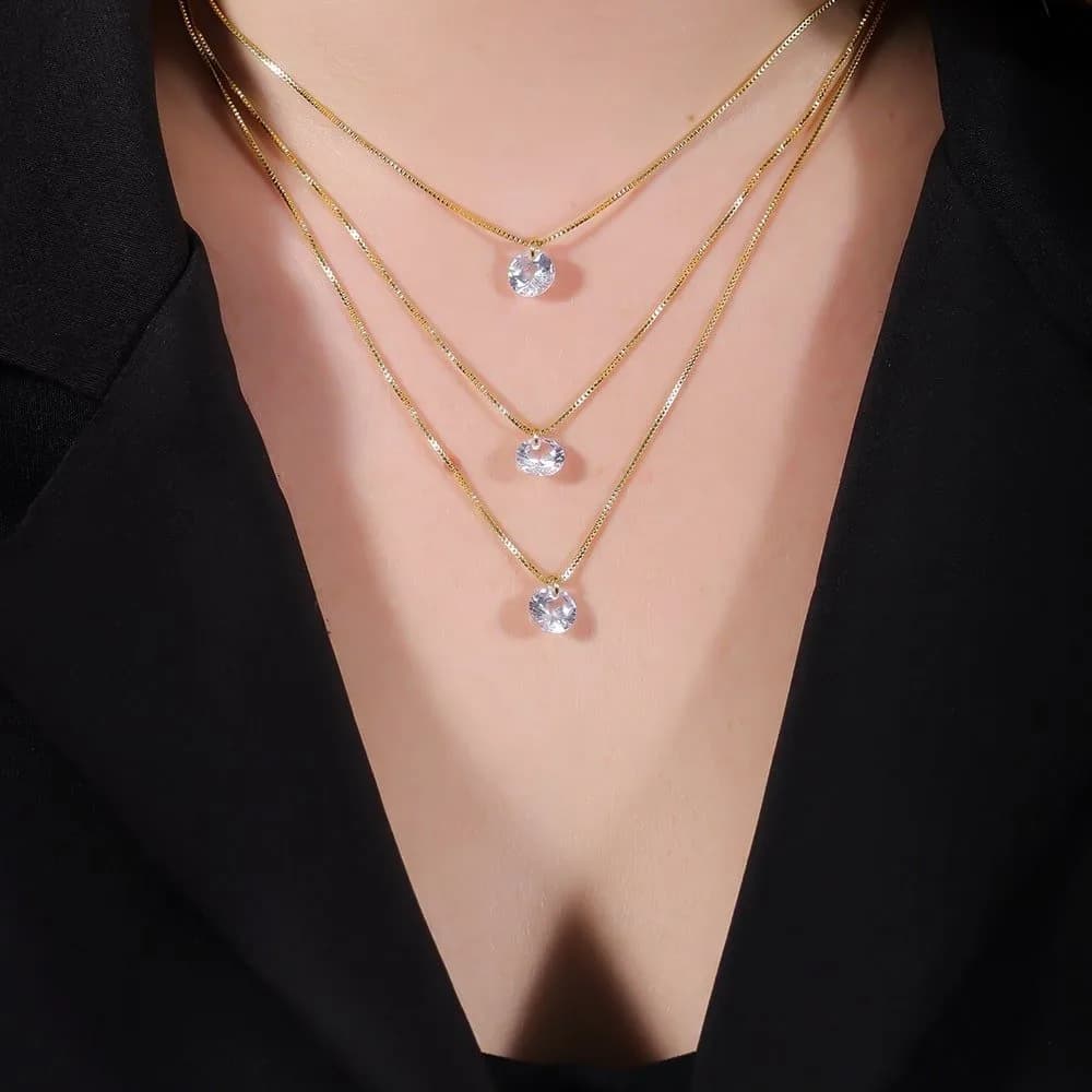 Colar Dourado Triplo 3 Pontos de Luz em Zircônia · Banhado a Ouro 18k