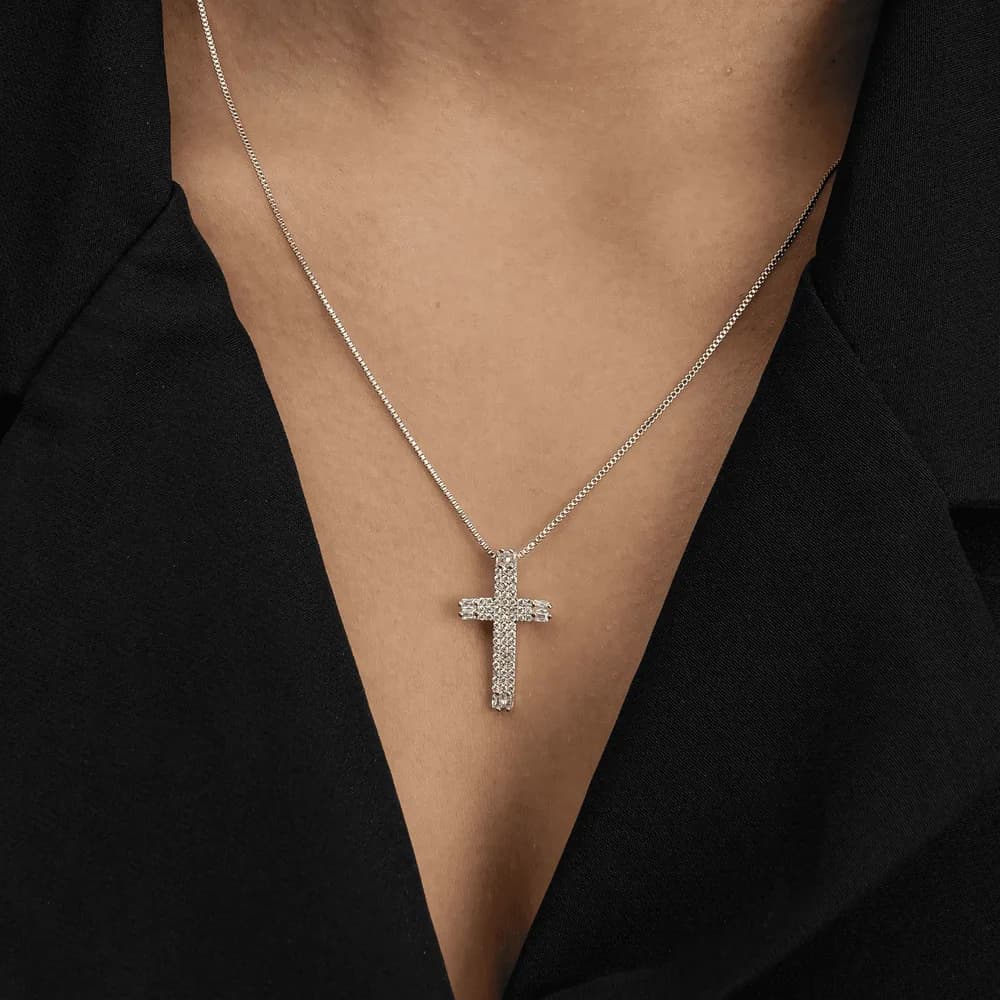 Colar Dourado de Cruz Cravejado de Zircônia · Banhado a Ouro 18k