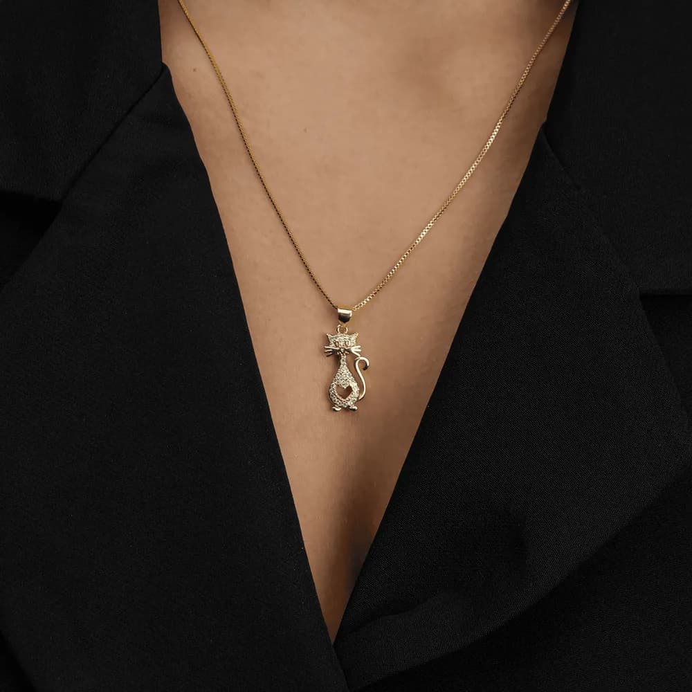 Colar Dourado de Gato Cravejado de Zircônia · Banhado a Ouro 18k