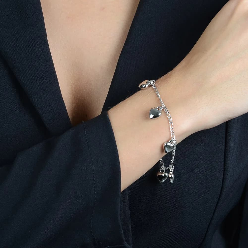 Pulseira Prateada com Pingentes de Coração · Banhado a Ródio