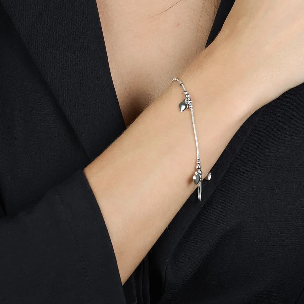 Pulseira Prateada Lisa com 3 Pingentes de Coração · Banhado a Ródio
