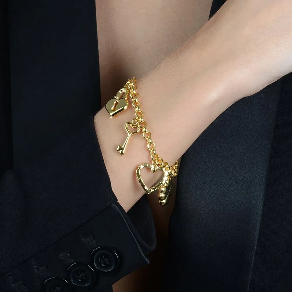 Pulseira Dourada Elo Português com Coração, Cadeado, Trevo e Chave · Banhado a Ouro 18k