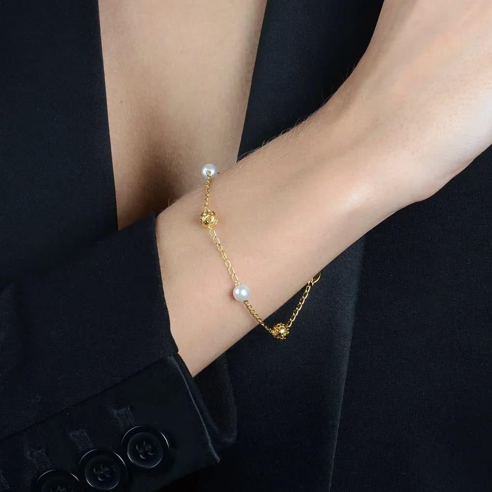 Pulseira Dourada de Pérolas e Esferas Vazadas · Banhado a Ouro 18k