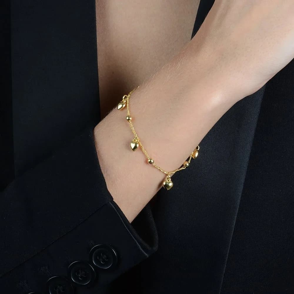 Pulseira Dourada com Pingentes de Coração e Esferas · Banhado a Ouro 18k