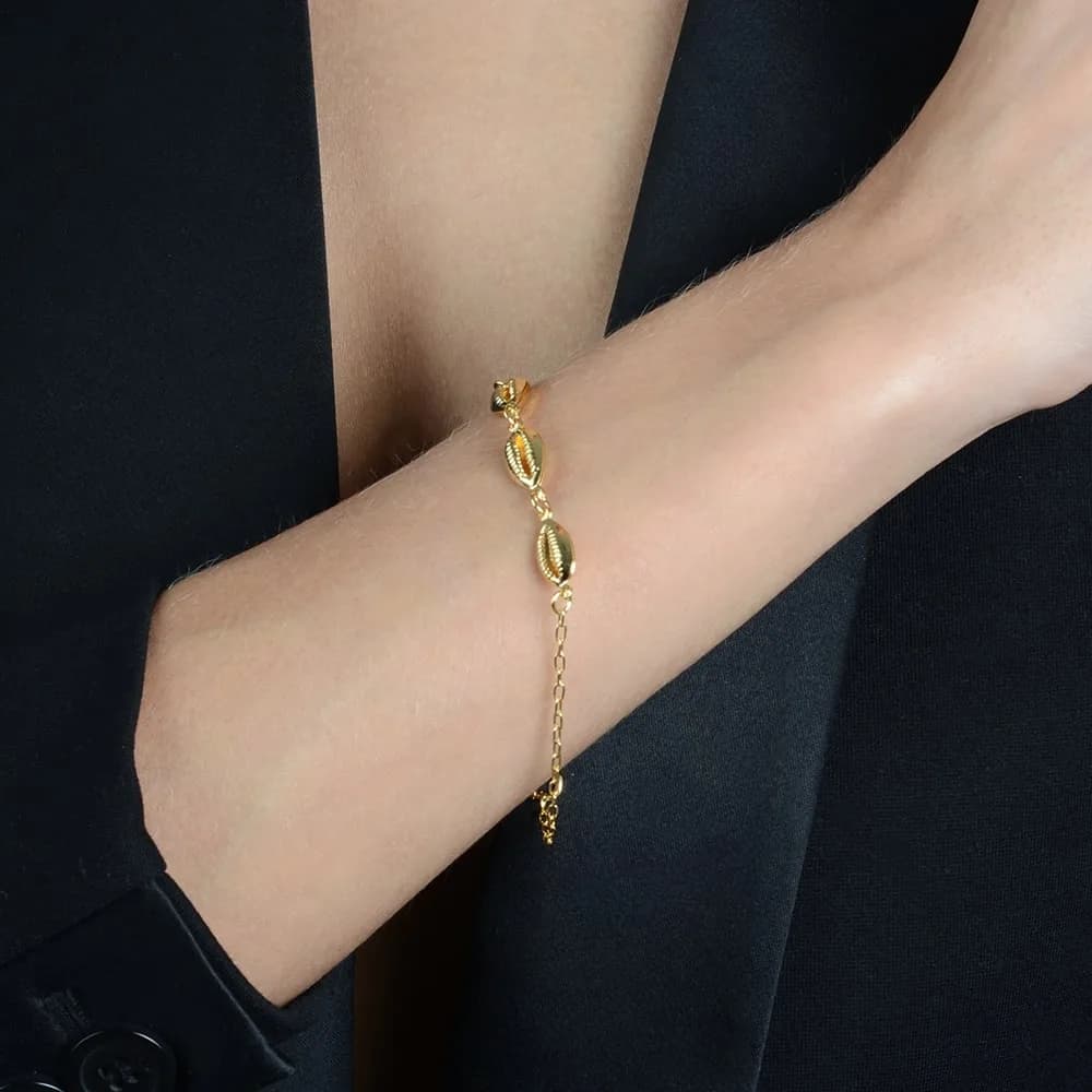 Pulseira Dourada de Búzios · Banhado a Ouro 18k