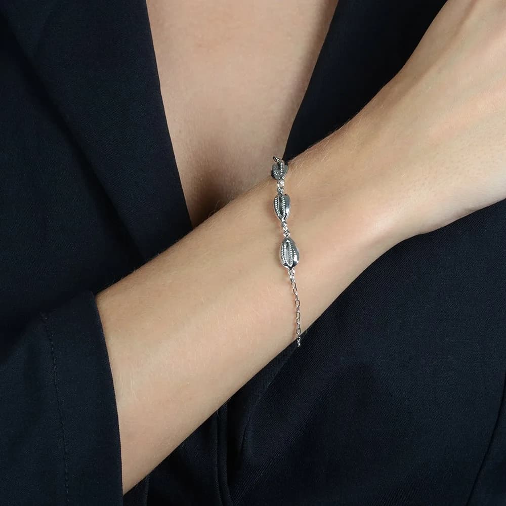 Pulseira Prateada de Búzios · Banhado a Ródio