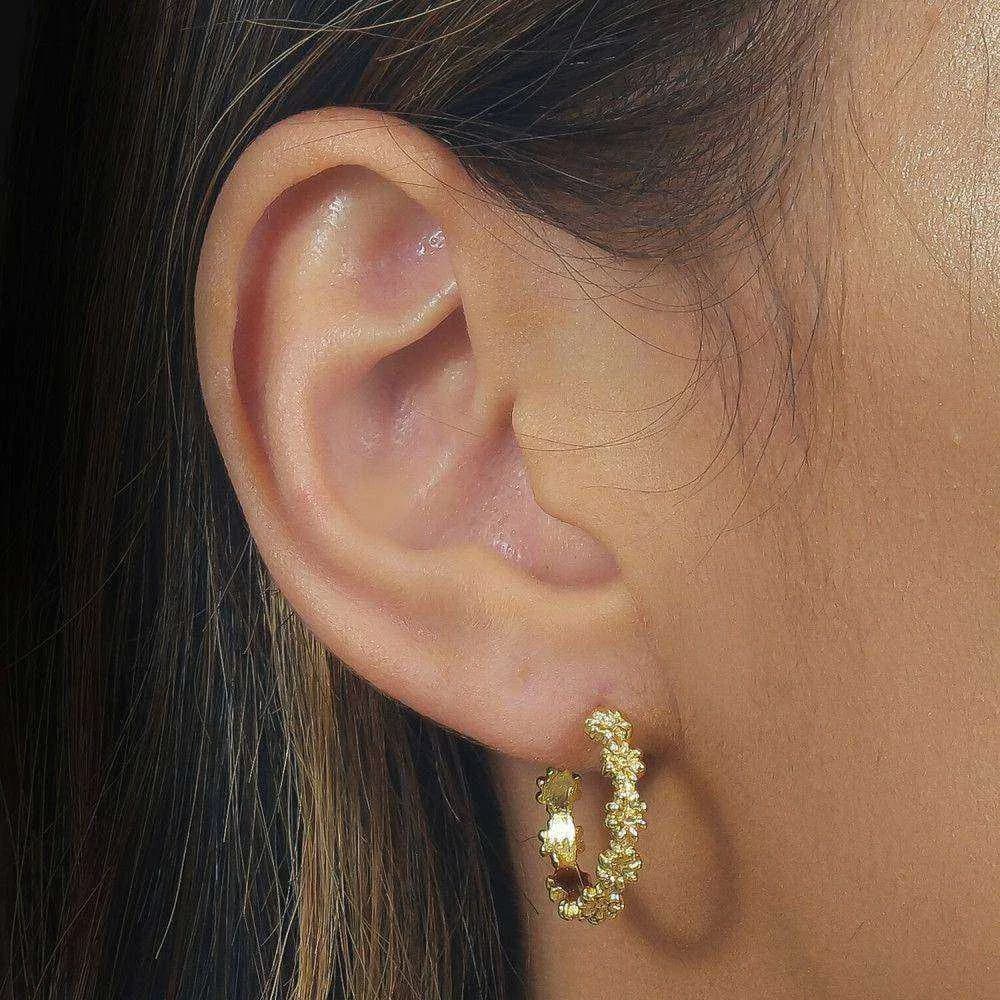 Brinco Dourado de Argola Formato de Flor · Banhado a Ouro 18k