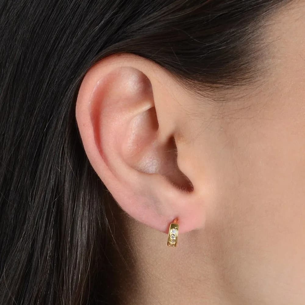 Brinco Dourado de Argolinha com Pedras de Zircônia · Banhado a Ouro 18k